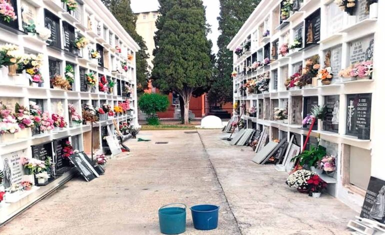 La Policía investiga la profanación de una veintena de tumbas en el Cementerio Municipal de Utrera en Sevilla.