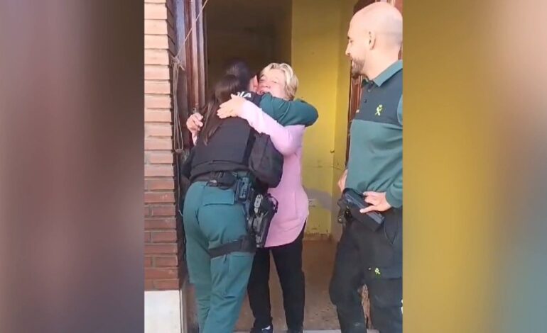 El emotivo reencuentro de María Rosario con los guardias civiles que le salvaron la vida durante la DANA