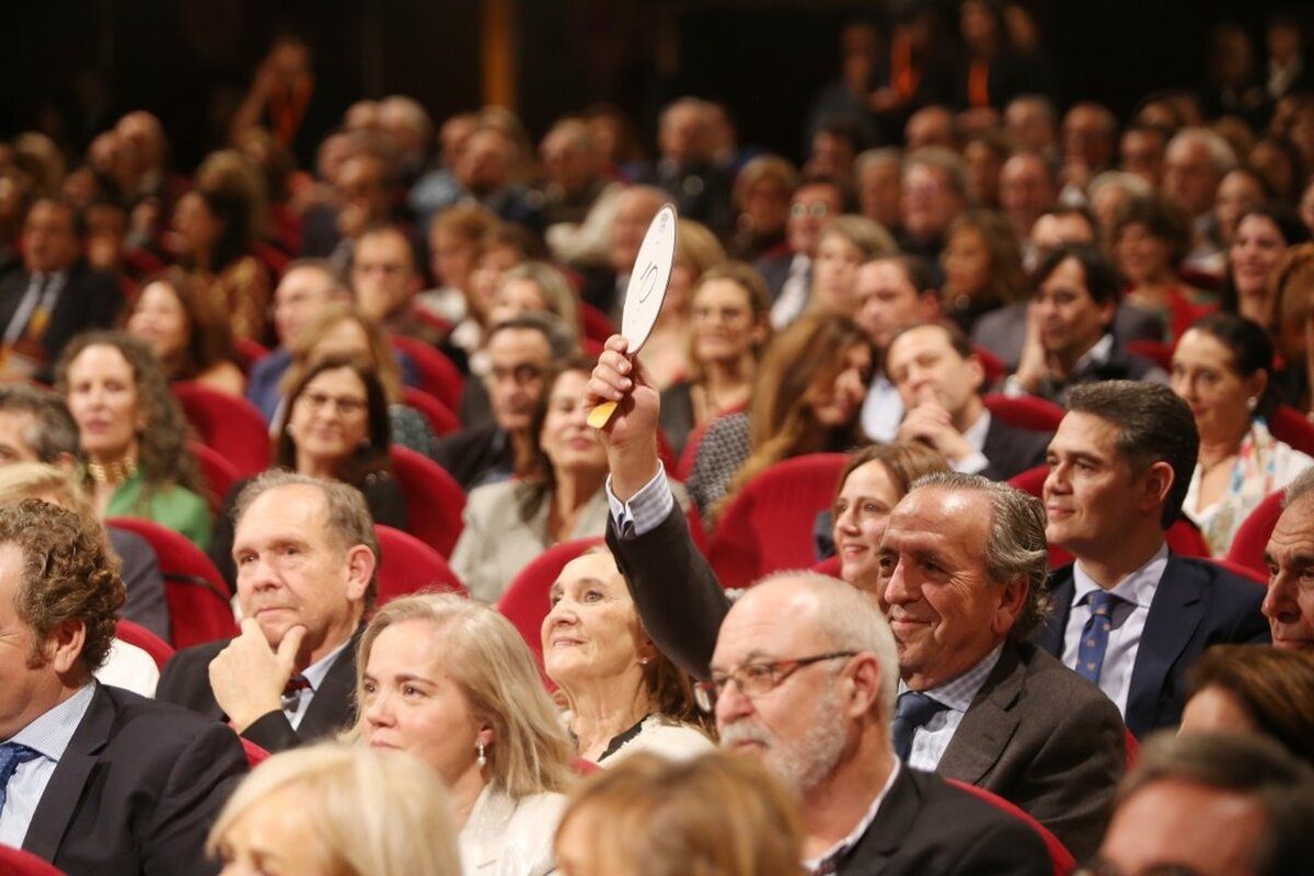 Esta empresa española subasta capones para otorgar 30 becas a estudiantes afectados por la DANA