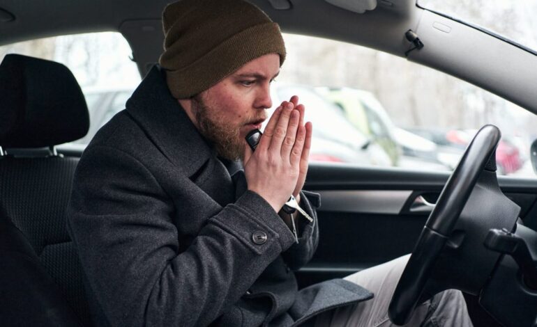 Por qué deberías dejar el coche al ralentí en invierno, según un mecánico de TikTok