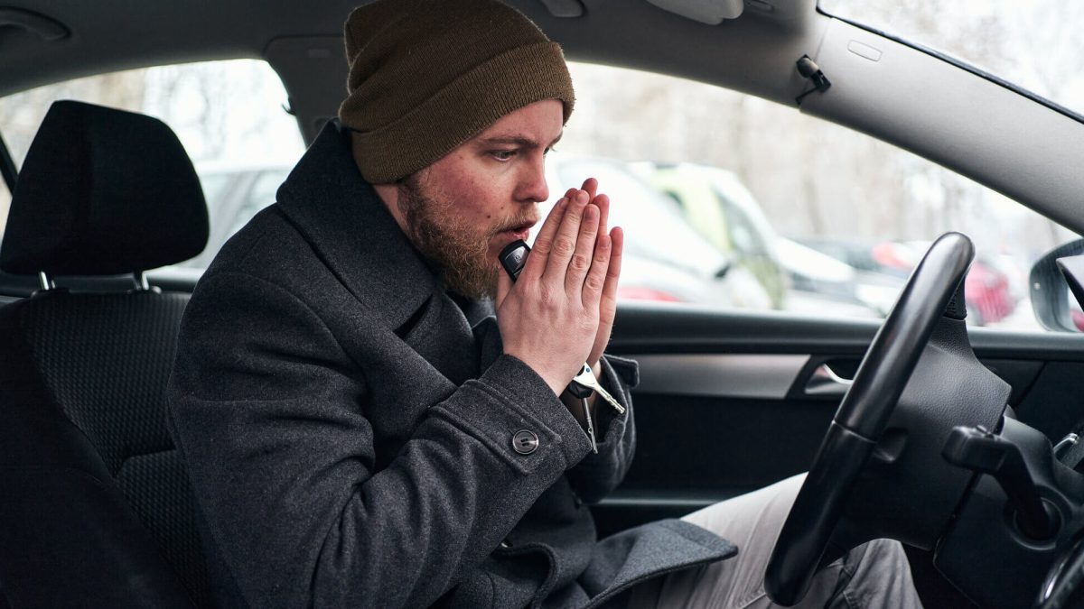 Por qué deberías dejar el coche al ralentí en invierno, según un mecánico de TikTok