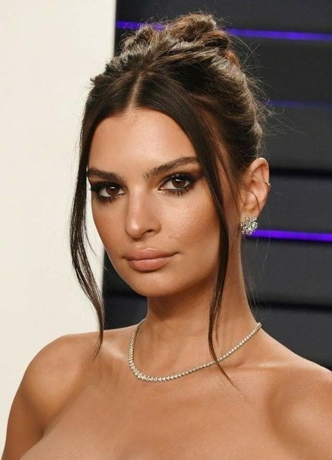 Emily Ratajkowski con un moderno moño estilo Old Money/@emrata