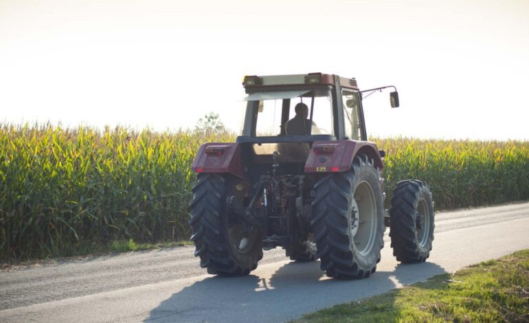 ¿Se puede adelantar a un tractor en las carreteras con línea continua?