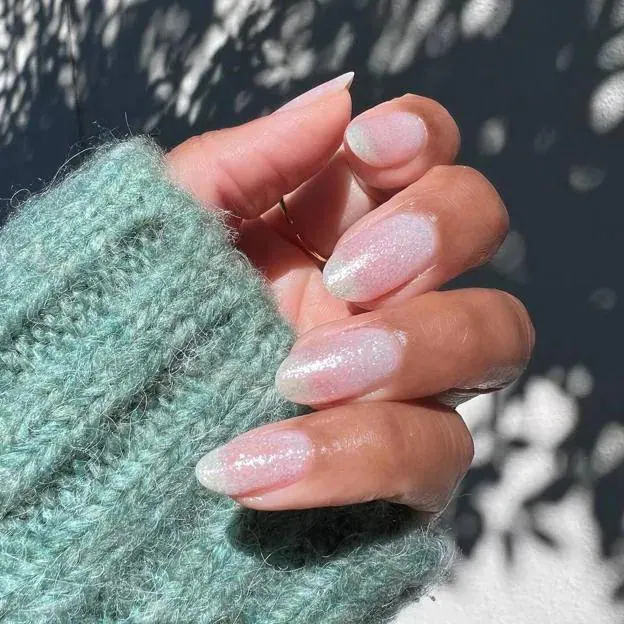 Uñas esmeriladas con esmalte de brillo blanco