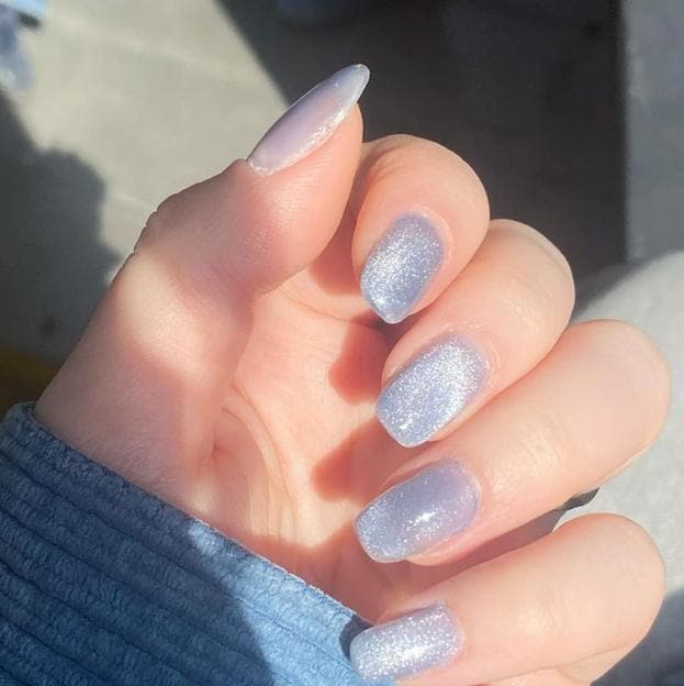 Uñas cromadas azul hielo