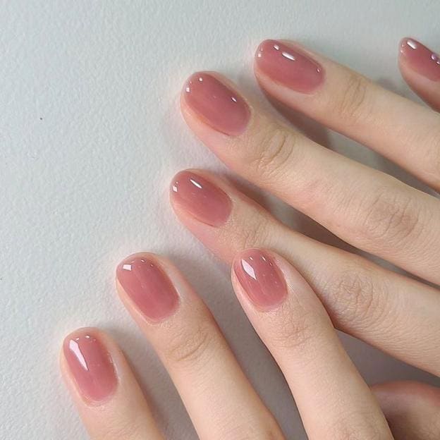 Uñas rosas naturales con efecto gelatina