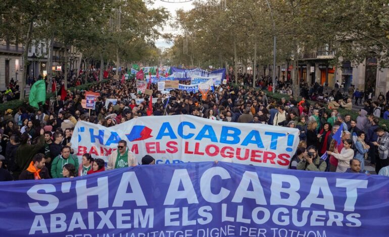 Miles de personas salen a la calle en Barcelona para exigir una bajada de los alquileres