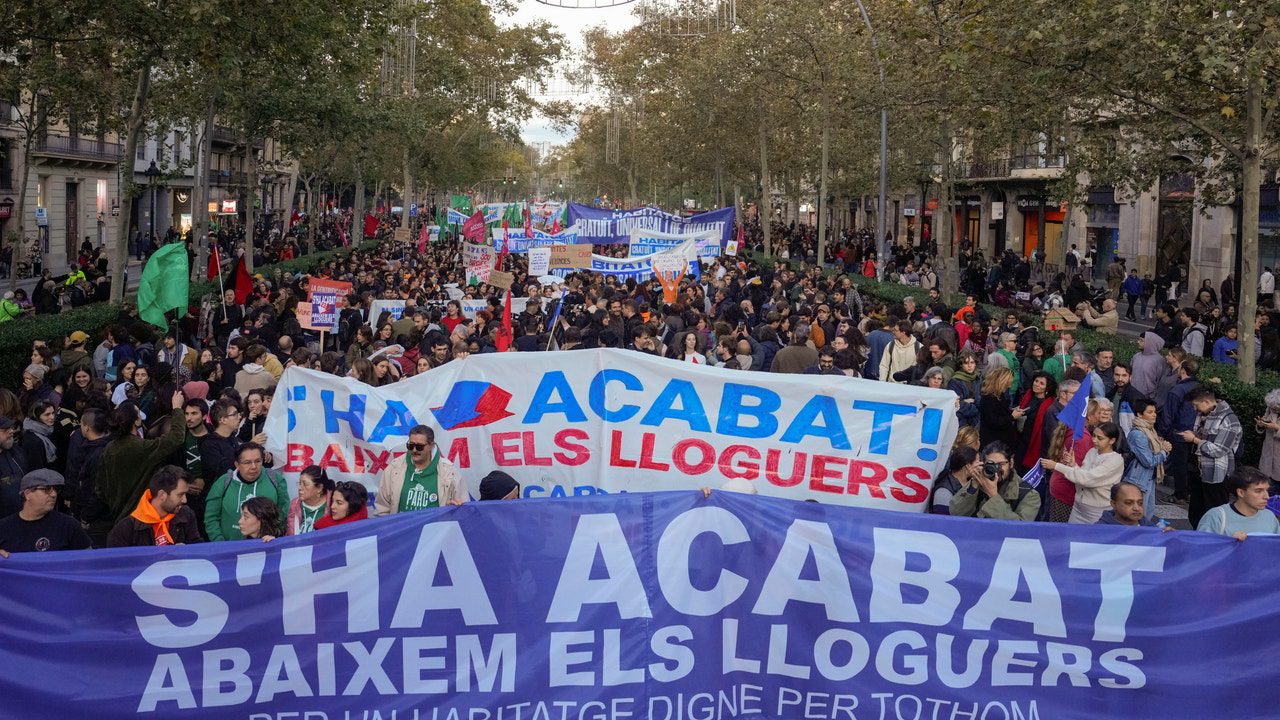 Miles de personas salen a la calle en Barcelona para exigir una bajada de los alquileres