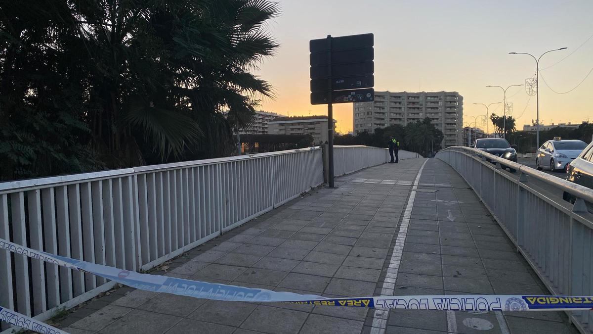 Muere un inmigrante que se lanzó al río en Los Remedios, en Sevilla, tras salir corriendo de la Policía Local