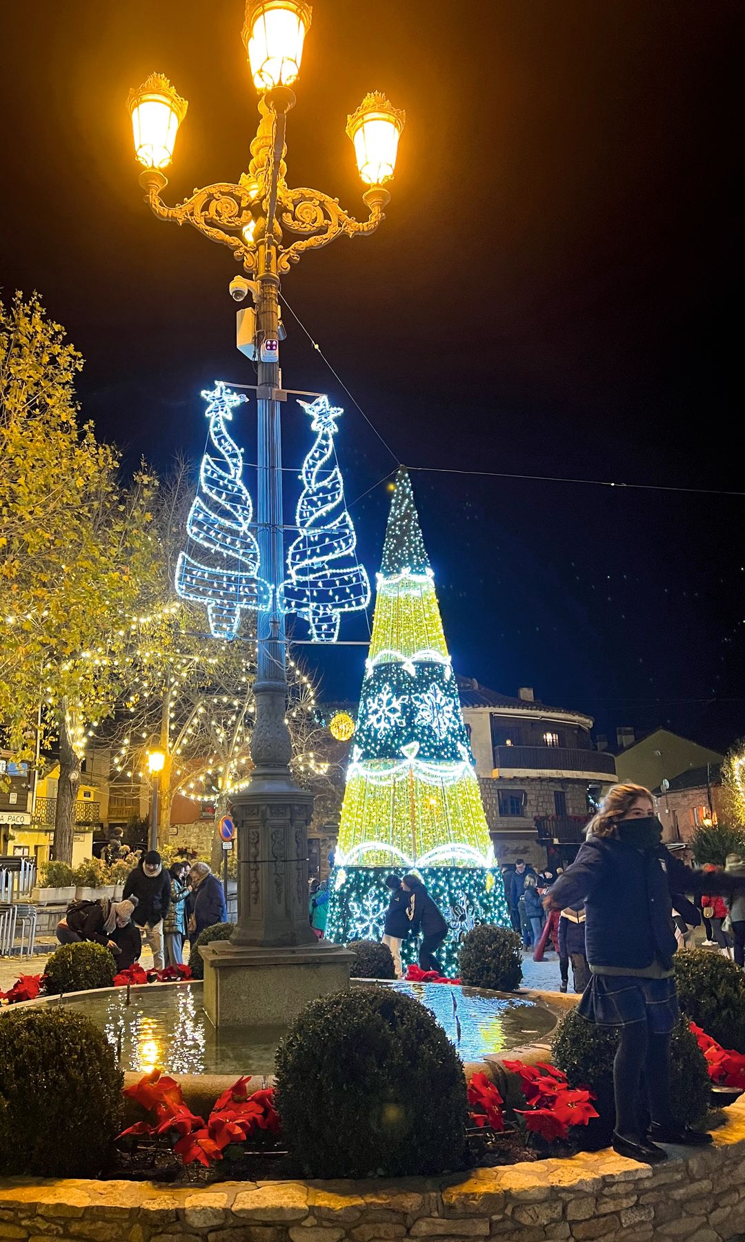 Luces navideñas en la localidad madrileña de Navacerrada, en plena sierra madrileña