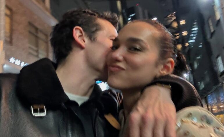 Dua Lipa y Callum Turner se comprometen tras un año de relación