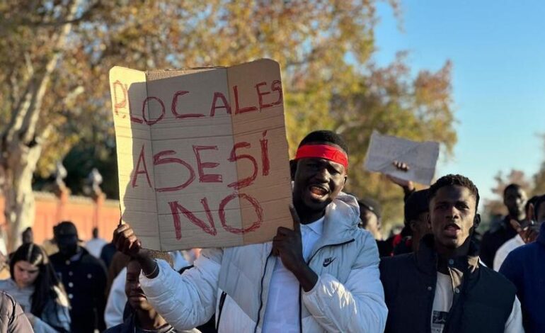 La comunidad senegalesa irrumpe en Puerta Jerez al grito de "¡Policía Local, asesina!"