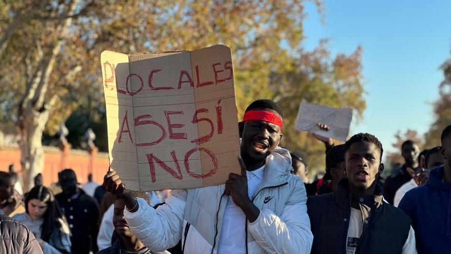 La comunidad senegalesa irrumpe en Puerta Jerez al grito de "¡Policía Local, asesina!"