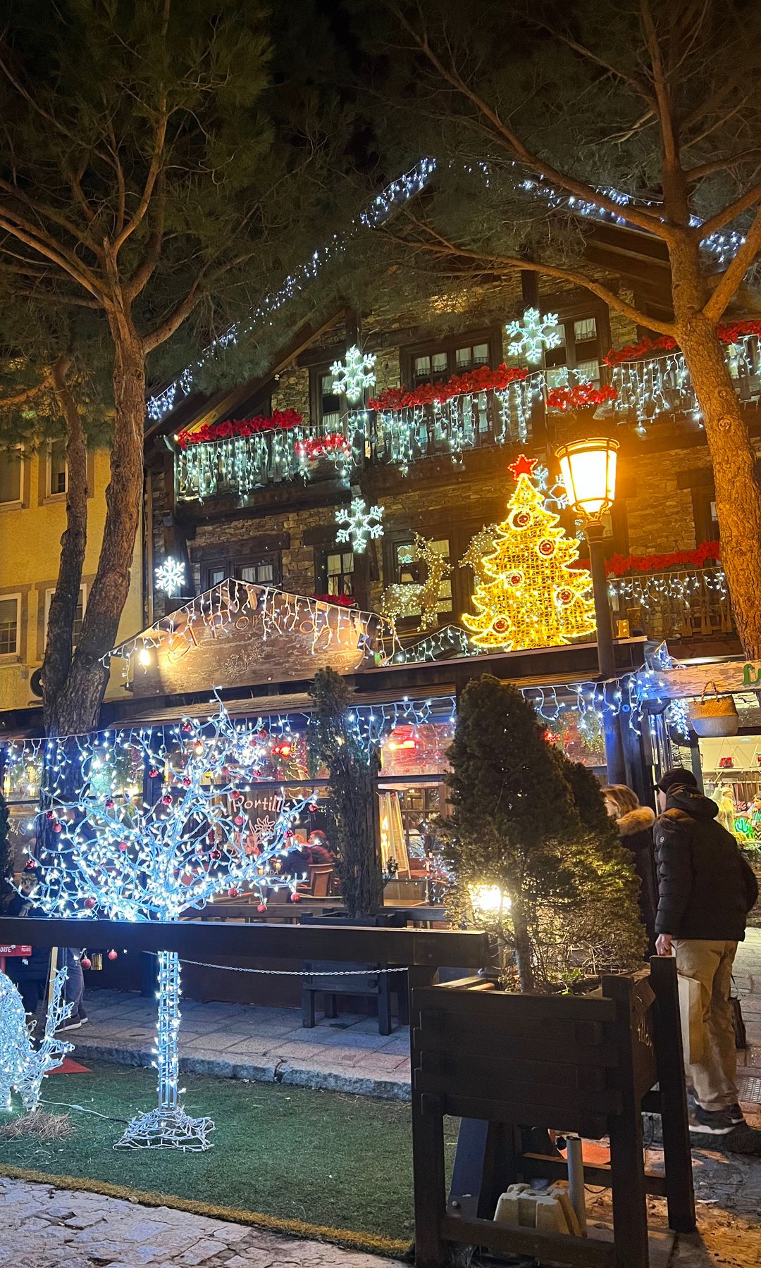 Luces navideñas en la localidad madrileña de Navacerrada, en plena sierra madrileña