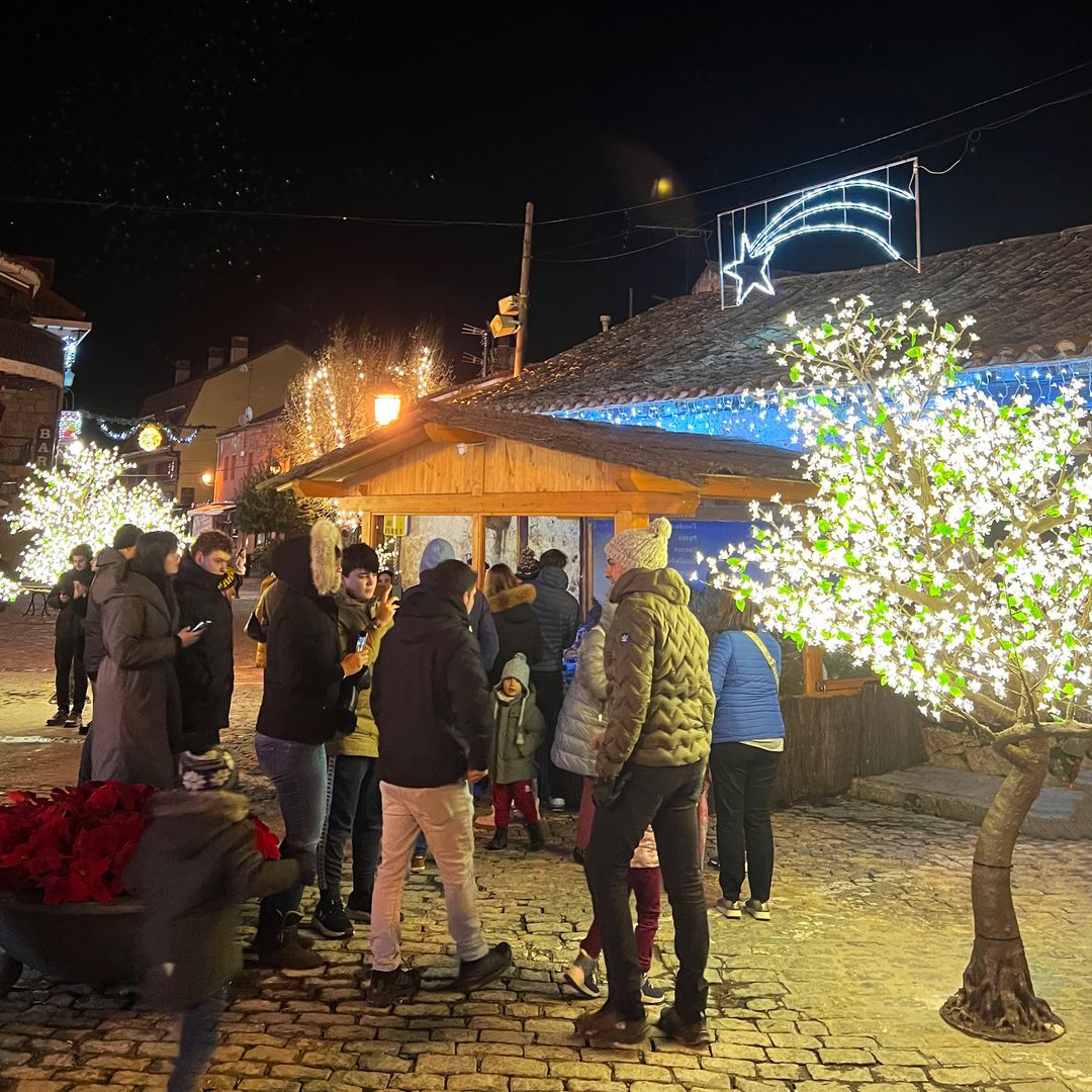 Luces navideñas en la localidad madrileña de Navacerrada, en plena sierra madrileña