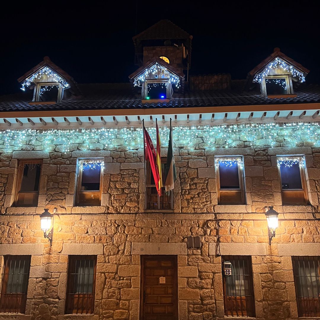 Luces navideñas en la localidad madrileña de Navacerrada, en plena sierra madrileña