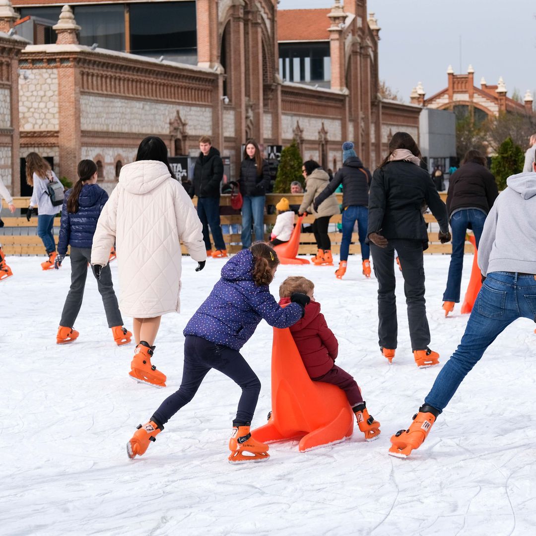 Pista de hielo en Matadero Madrid patinando en la plaza