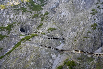 La entrada a las cuevas de hielo de Eisriesenwelt en los Alpes austriacos.  
