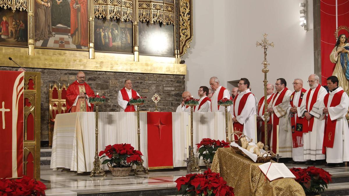 La parroquia de San Lorenzo de Gijón ya luce una reliquia «auténtica» de su patrón, un «ejemplo de vida cristiana»