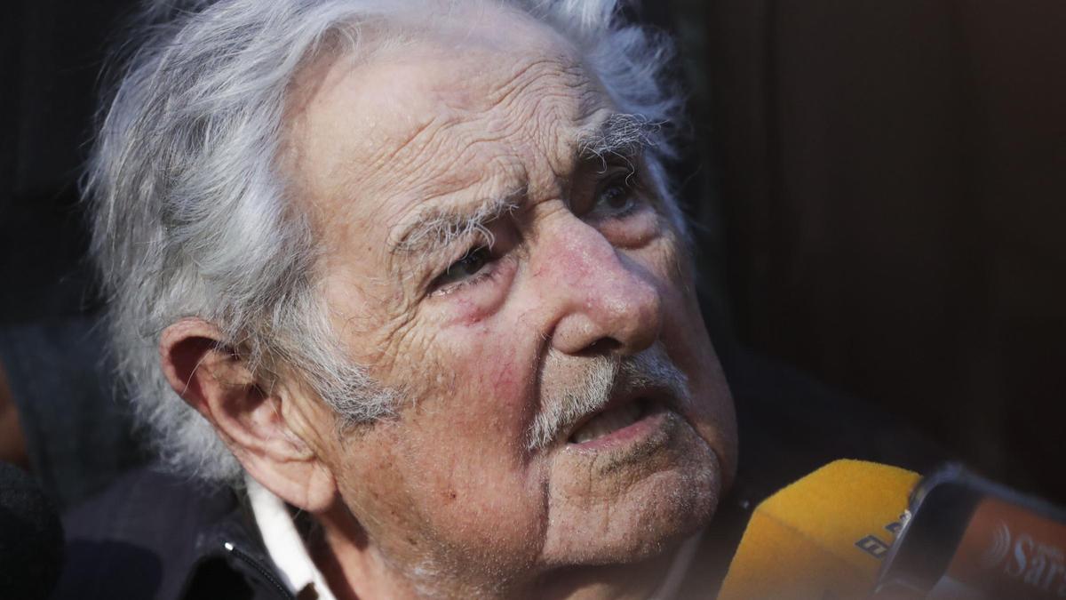 El expresidente uruguayo José Mujica es intervenido con éxito de la implantación de un stent en el esófago