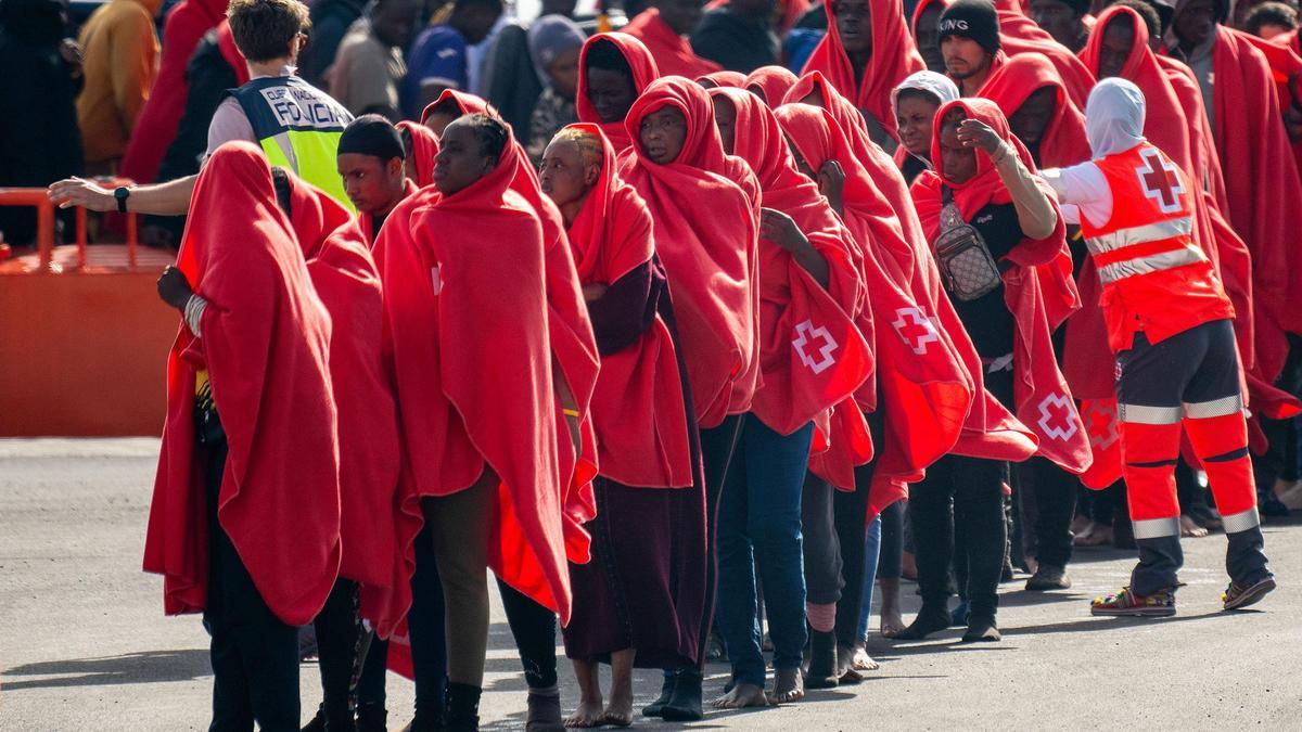 46.802 migrantes más por la ruta canaria y 5.812 niños aún sin salida