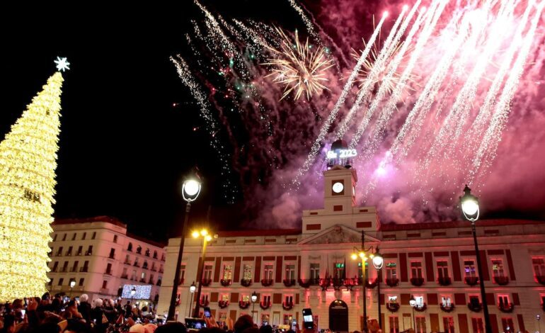 5 curiosidades del reloj de la Puerta del Sol y de la tradición de las uvas que seguramente no sabías