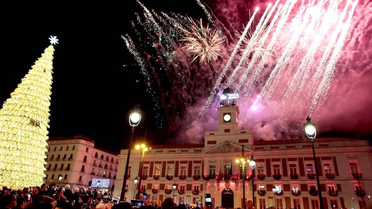 5 curiosidades del reloj de la Puerta del Sol y de la tradición de las uvas que seguramente no sabías