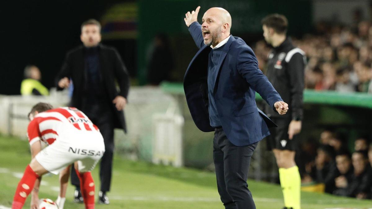 José Alberto destaca a un jugador del Sporting, ve un penalti «escandaloso» y considera que el Racing fue «merecedor de pasar»