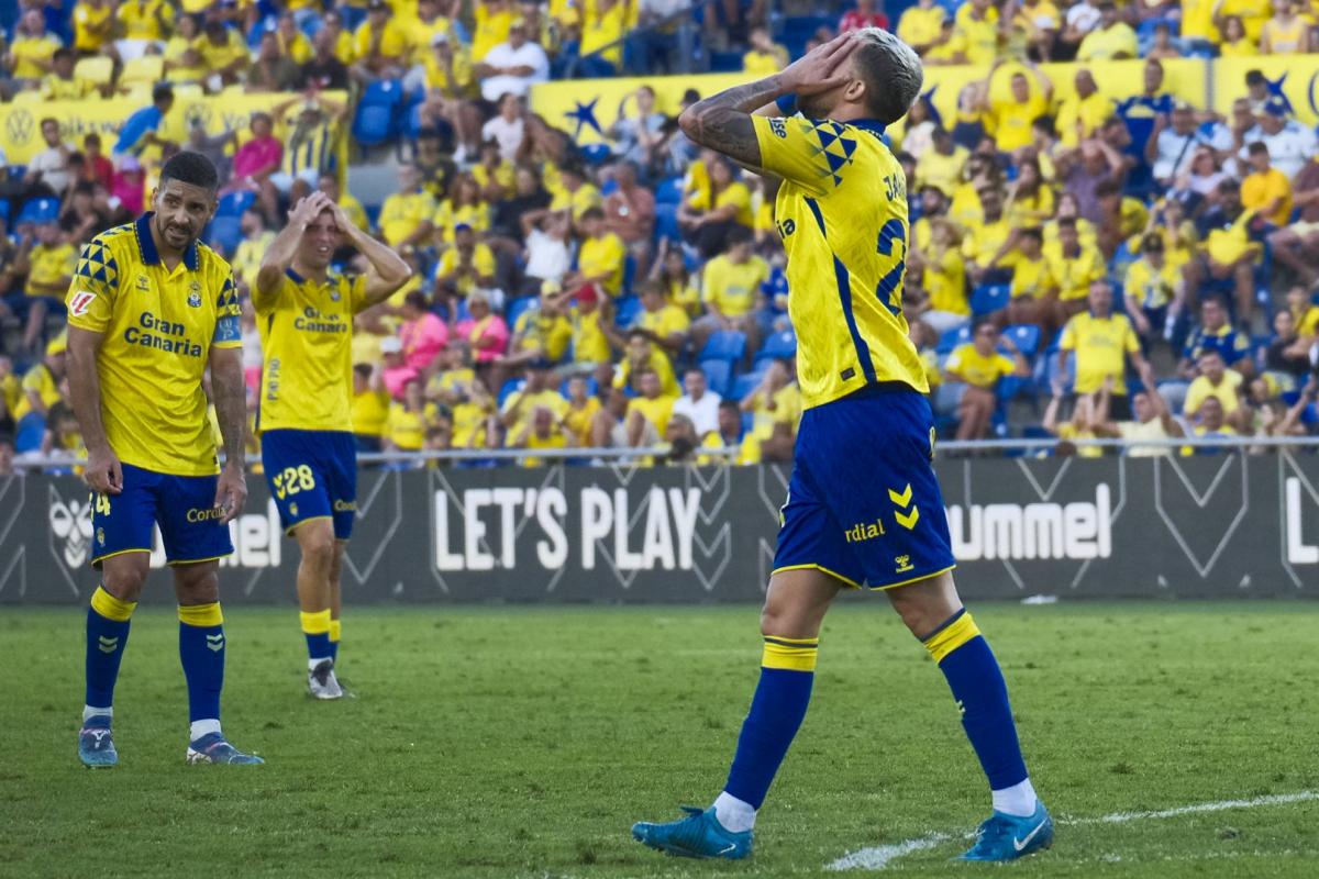 Las Palmas: Las Palmas paga el peaje de la Copa: Januzaj, vuelve a caer lesionado