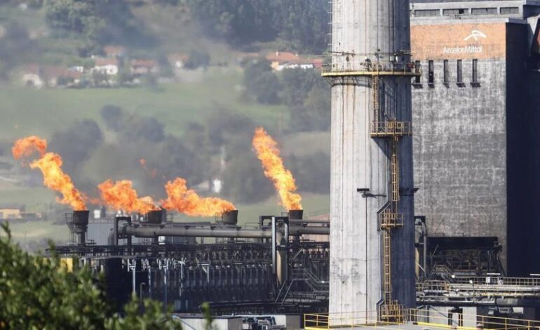 REBAJAS PARA LA INDUSTRIA | La gran industria asturiana tendrá en 2025 rebajas récord en la factura de la luz