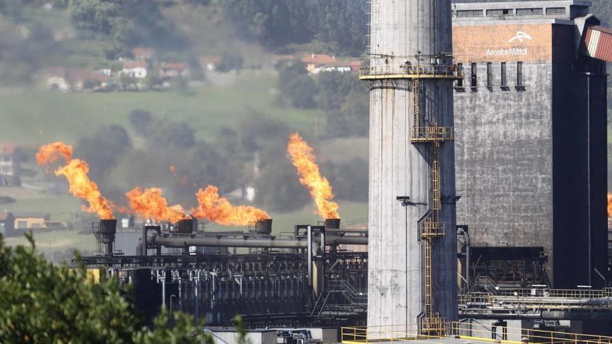 REBAJAS PARA LA INDUSTRIA | La gran industria asturiana tendrá en 2025 rebajas récord en la factura de la luz