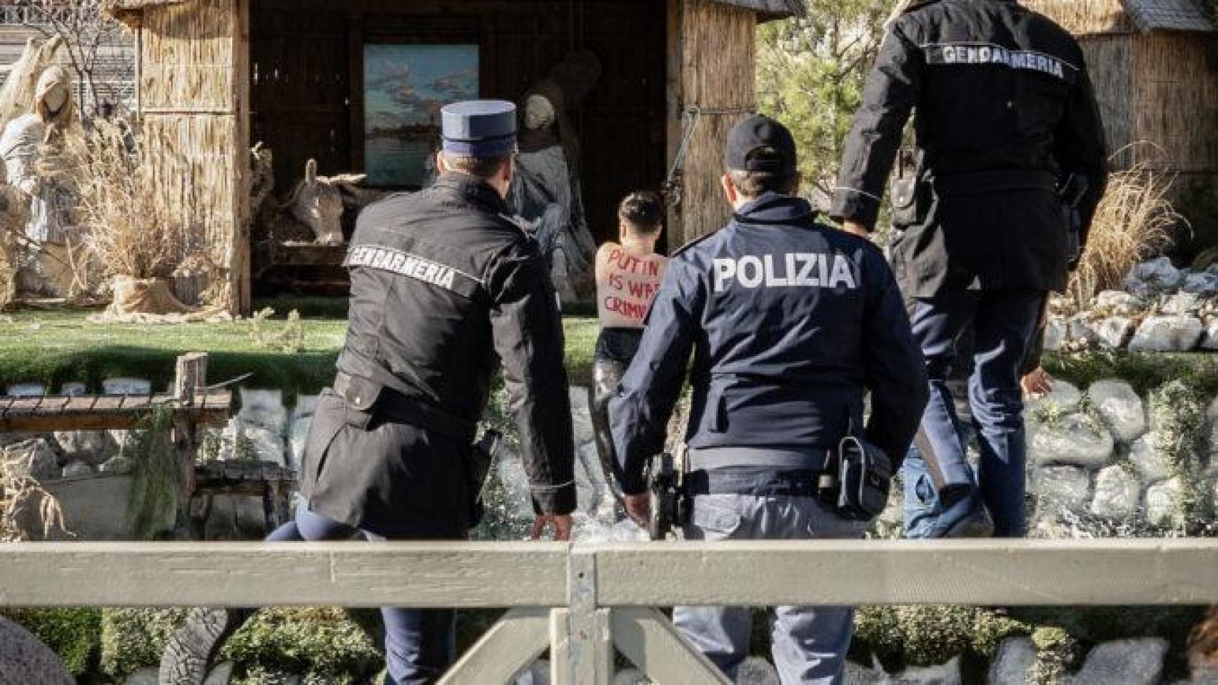 Una activista de Femen intenta robar el Niño Jesús de la Plaza de San Pedro para denunciar los crímenes de guerra rusos