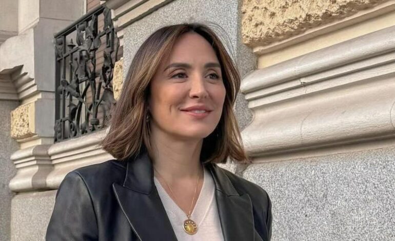 Tamara Falcó se despide del 2024 paseando por Madrid con una chaqueta de cuero que querrás para tus próximos looks