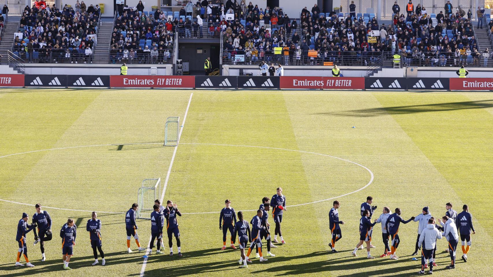 El regreso de Alaba, la novedad en el entrenamiento a puertas abiertas del Real Madrid en el regalo navideño del club