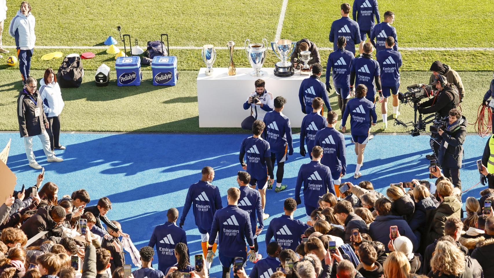 Las mejores imágenes del entrenamiento a puertas abiertas del Real Madrid el último día del año