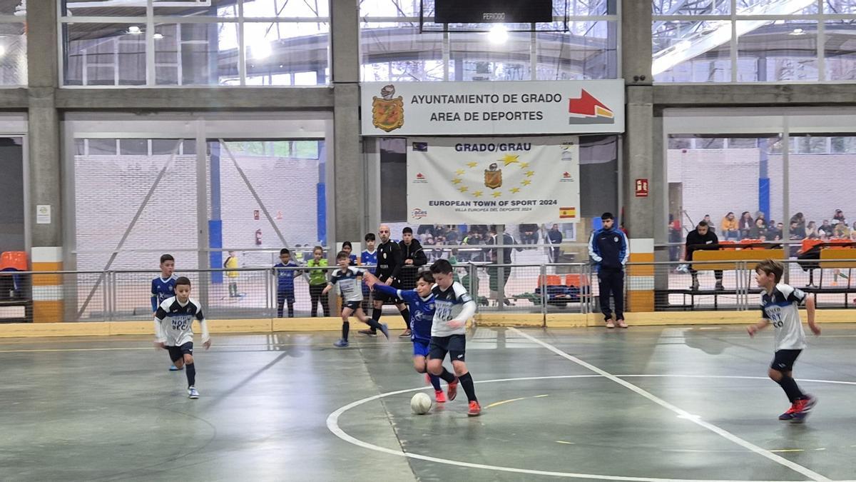 fútbol sin parar todo el fin de semana en Grado con más de 350 niños de benjamín y prebenjamín