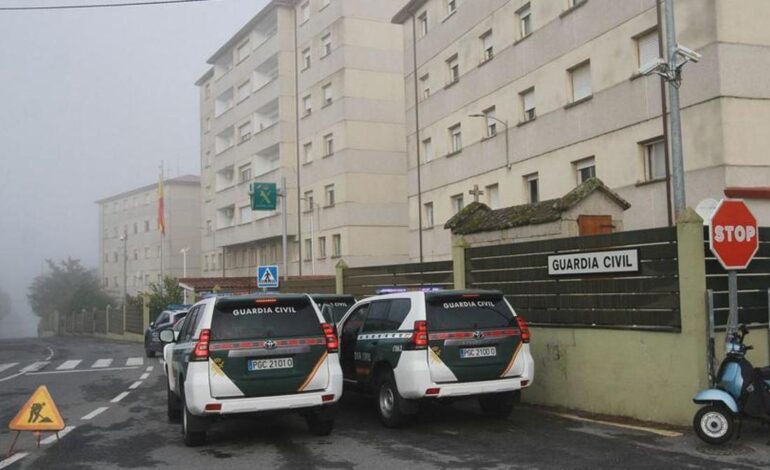 Encapuchados armados atan, golpean y roban 7.000 euros y joyas a una madre y su hijo en Galicia