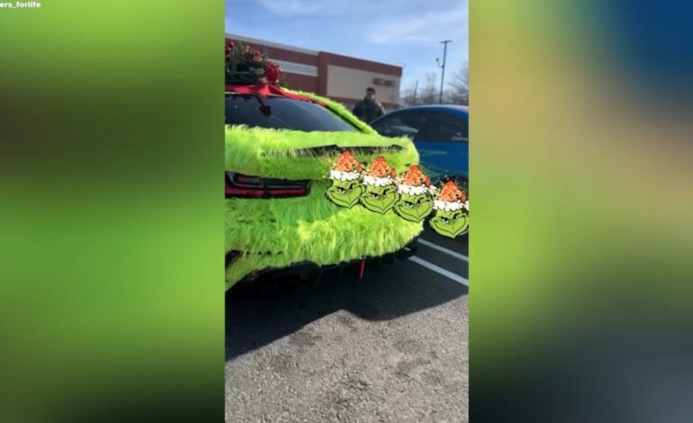 El coche más navideño está inspirado en El Grinch y, además, él también viene incluido