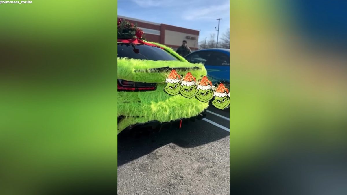 El coche más navideño está inspirado en El Grinch y, además, él también viene incluido