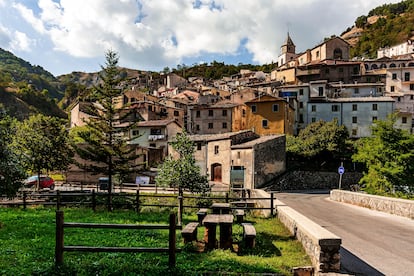 Vista de Roccamandolfi, un pequeño pueblo cerca de Isernia y bajo la masa del macizo del Matese.