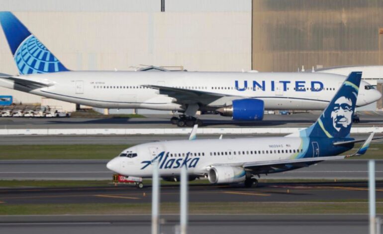 Una mujer abre la puerta de emergencia de un avión y se sube al ala tras sufrir una ataque de ansiedad