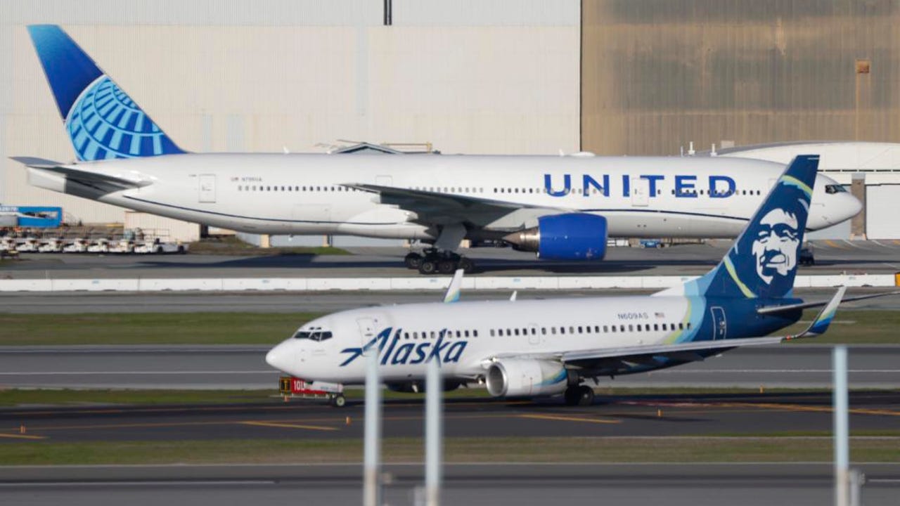 Una mujer abre la puerta de emergencia de un avión y se sube al ala tras sufrir una ataque de ansiedad