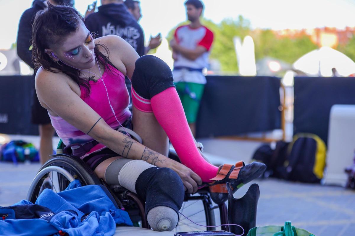 Paraescaladora en el Campeonato de España de Paraescalada 2024, en Climbing Madrid