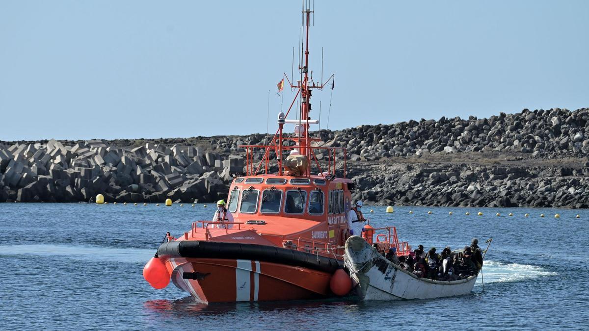 MIGRACIÓN CANARIAS | Salvamento rescata a unas 180 personas de tres neumáticas y las traslada a Lanzarote