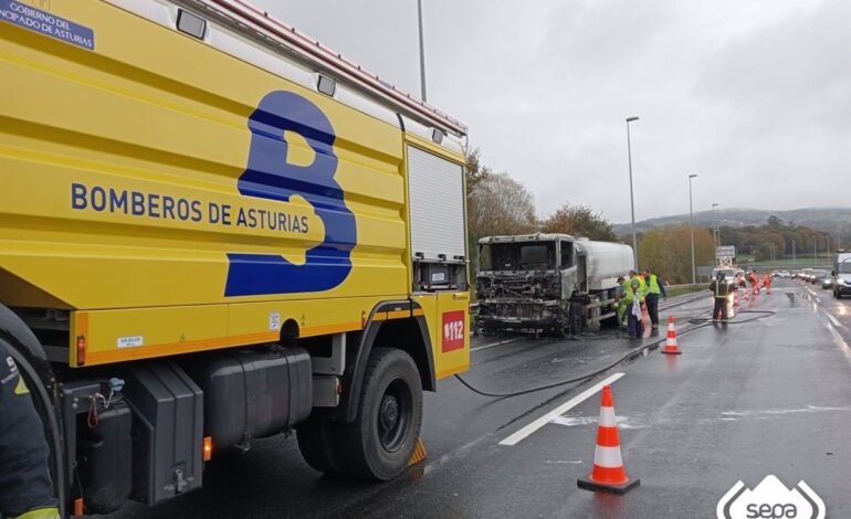 Extinguido el fuego declarado en un camión cisterna que circulaba por la AS-I a la altura de Siero