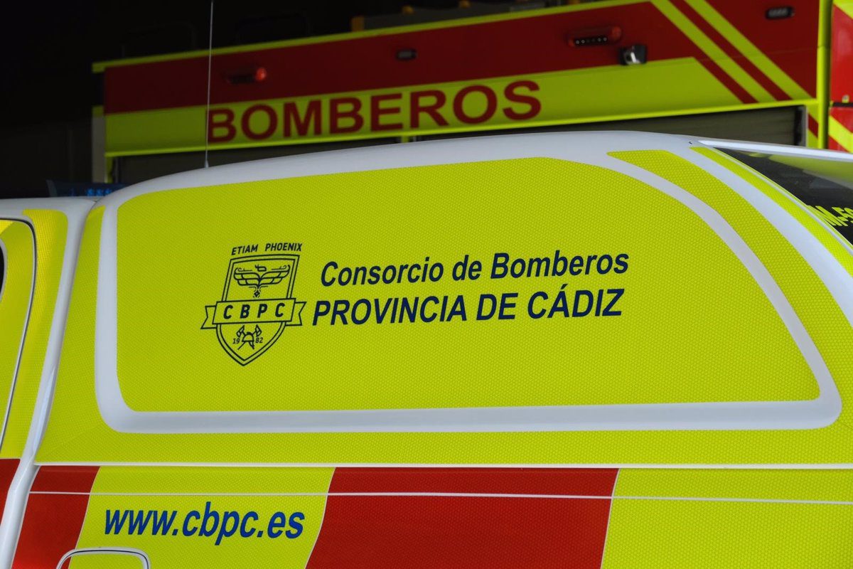 Extinguido un incendio presuntamente «provocado» en un soporte de luces navideñas en Cádiz capital