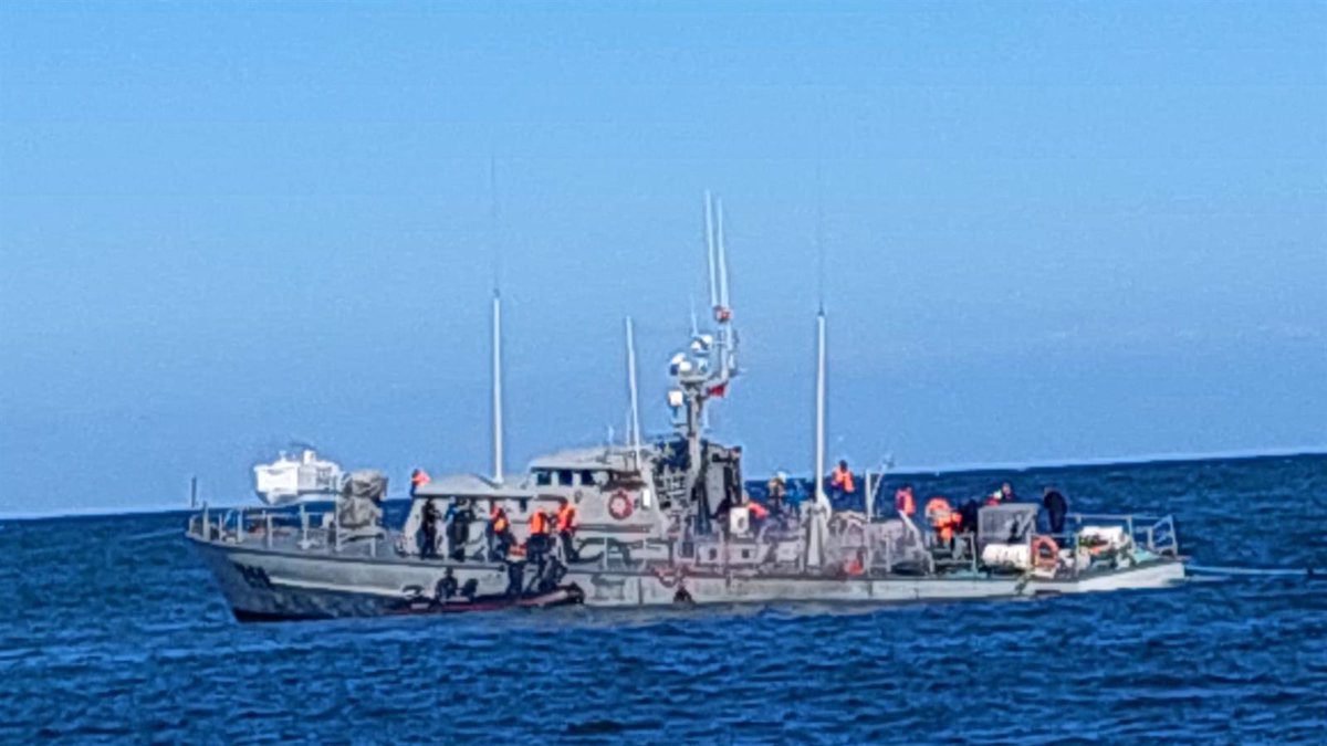 Melilla toma medidas tras más de 24 horas intentando desencallar una patrullera marroquí en aguas españolas