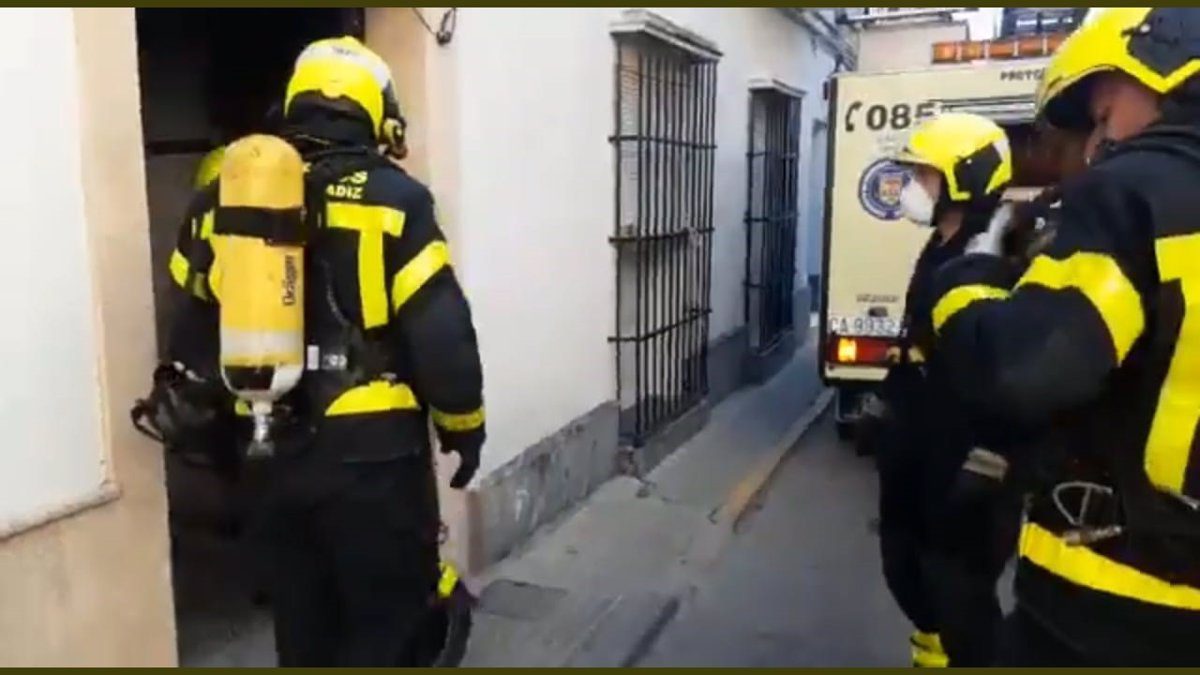 Una mujer trasladada al hospital tras producirse un incendio en el garaje de una casa en Algeciras (Cádiz)