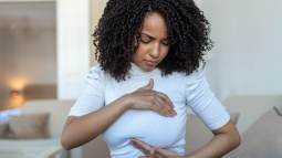 Hombre joven sintiendo su pecho - iStock