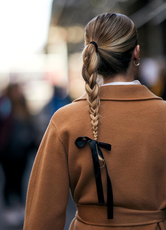 Un peinado con trenza baja y nudo. Foto: Foco en Launchmetrics.